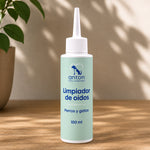 Botella de limpiador de oídos para perros y gatos ANTON Loyal Companions 100 ml sobre fondo blanco