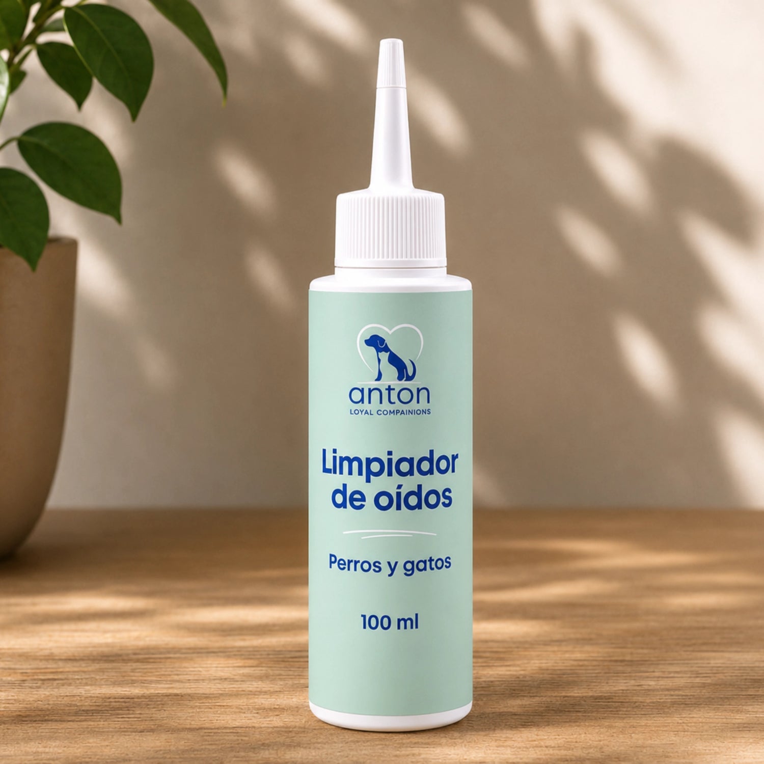 Botella de limpiador de oídos para perros y gatos ANTON Loyal Companions 100 ml sobre fondo blanco