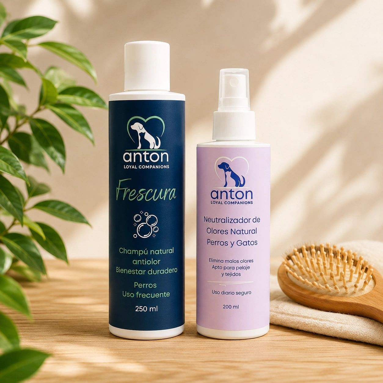 Champú natural Frescura y spray neutralizador de olores Anton Loyal Companions para perros sobre superficie de madera con luz natural y cepillo de madera