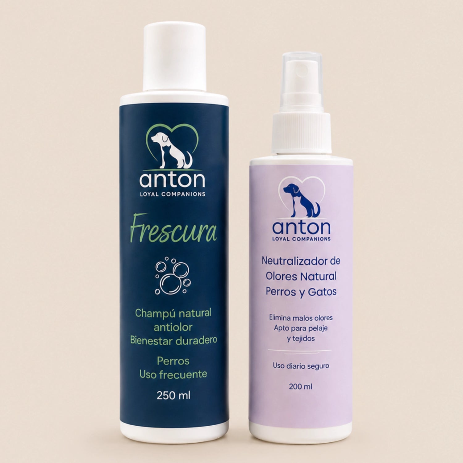 Champú natural Frescura y spray neutralizador de olores Anton Loyal Companions para perros sobre fondo beige claro minimalista