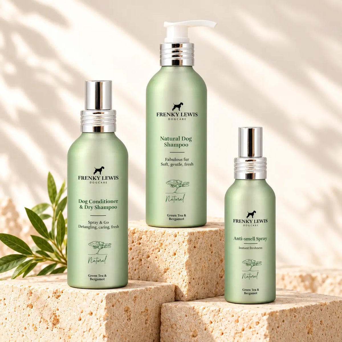 Pack Green Tea & Bergamot de Frenky Lewis para perros: champú de 200 ml, champú seco y acondicionador de 150 ml y spray antiolor de 100 ml sobre pedestales de piedra.