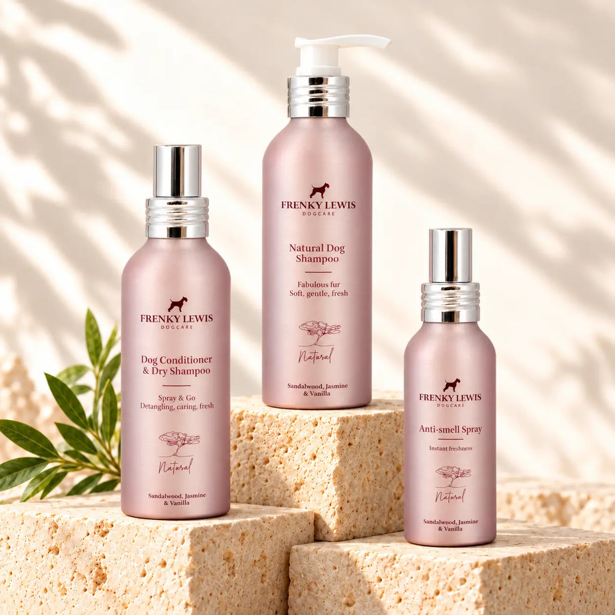Pack Sandalwood, Jasmine & Vanilla de Frenky Lewis para perros: champú de 200 ml, champú seco y acondicionador de 150 ml y spray antiolor de 100 ml sobre pedestales de piedra.