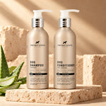 Pack Sensitive Esencial con champú y acondicionador hipoalergénicos sin perfume de 200 ml para perros, sobre una base de piedra clara.