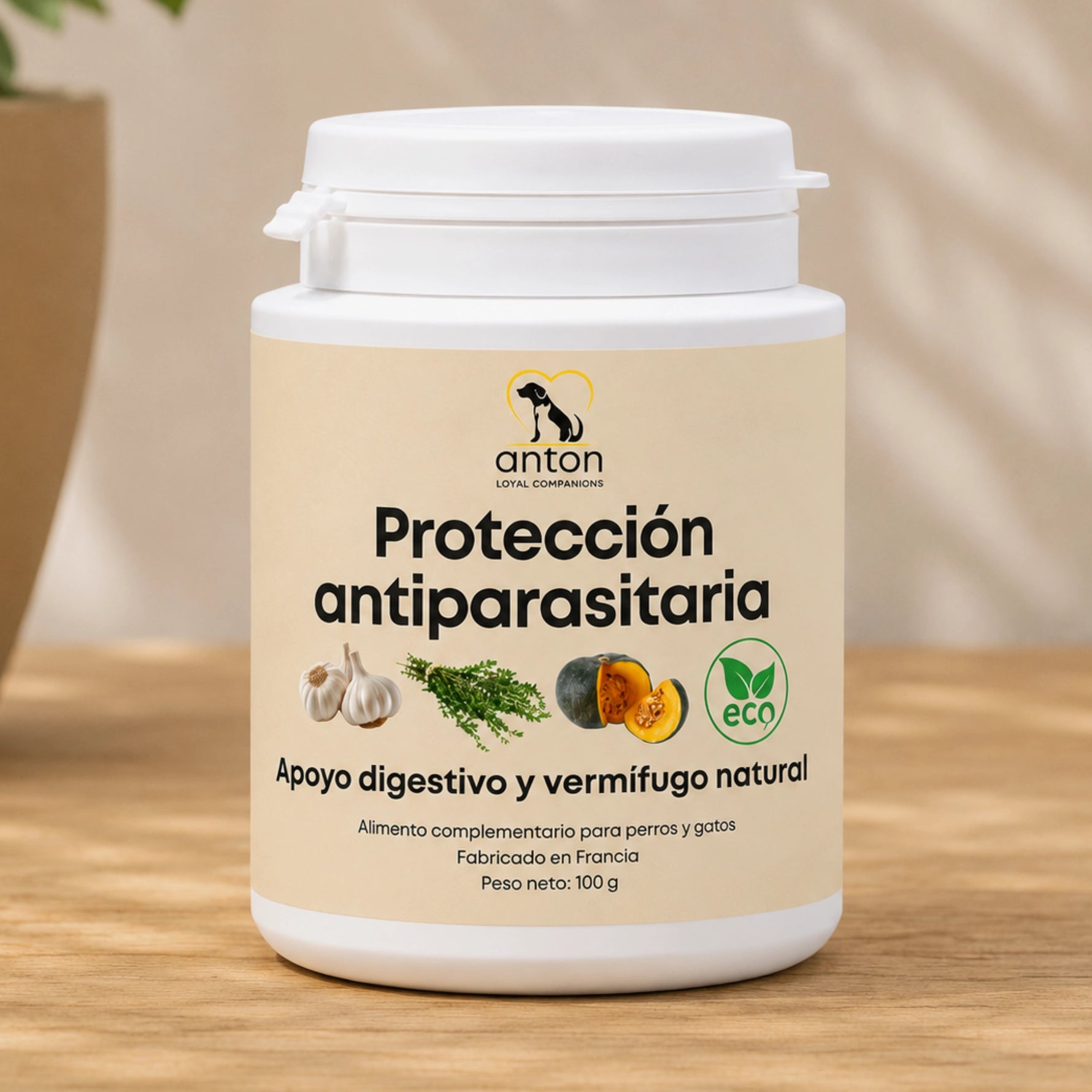 Suplemento natural para perros y gatos orientado al bienestar digestivo y al apoyo antiparasitario. Imagen del envase Protección antiparasitaria con ajo, tomillo y calabaza ecológica para acompañar el equilibrio digestivo y el confort intestinal diario.