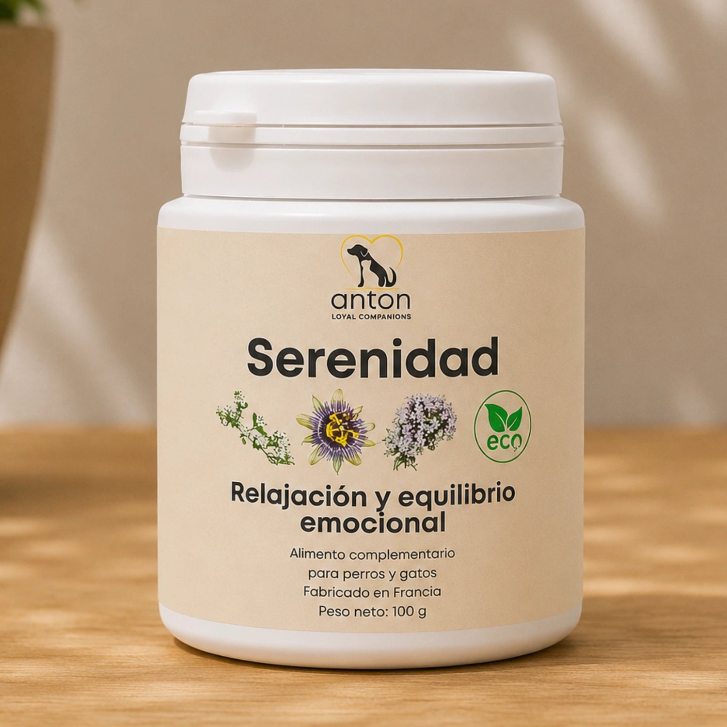 Suplemento natural Serenidad para perros y gatos. Imagen del envase en un entorno cálido y natural, formulado para acompañar la relajación y el equilibrio emocional con ingredientes ecológicos tradicionalmente utilizados en situaciones de estrés, cambios de rutina o sensibilidad emocional.