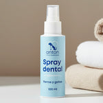 Spray dental natural para perros y gatos de ANTON Loyal Companions, frasco de 100 ml sobre superficie blanca con toallas en el fondo.