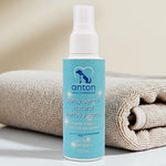 Spray dental natural para perros y gatos ANTON Loyal Companions sobre una toalla, aliento fresco y sonrisa saludable, uso diario sin flúor y 100 % natural.