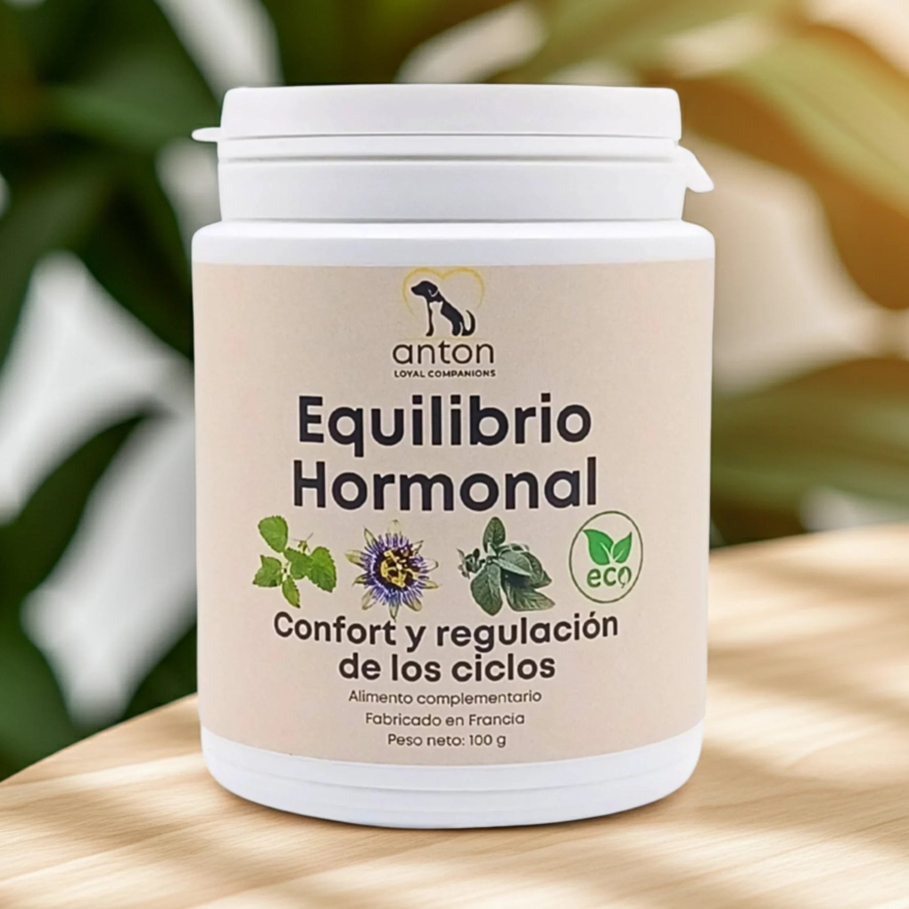El suplemento natural  Equilibrio Hormonal ECO en polvo para perros y gatos apoya la calma, el equilibrio hormonal y el confort durante el celo. Fabricado en Francia por ANTON Loyal Companions.