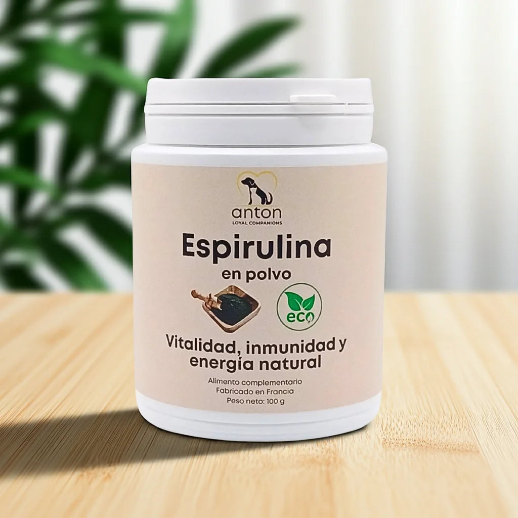 Espirulina ECO en polvo para perros y gatos. Suplemento natural que refuerza la vitalidad, la energía y las defensas inmunitarias. Fabricado en Francia por ANTON Loyal Companions.
