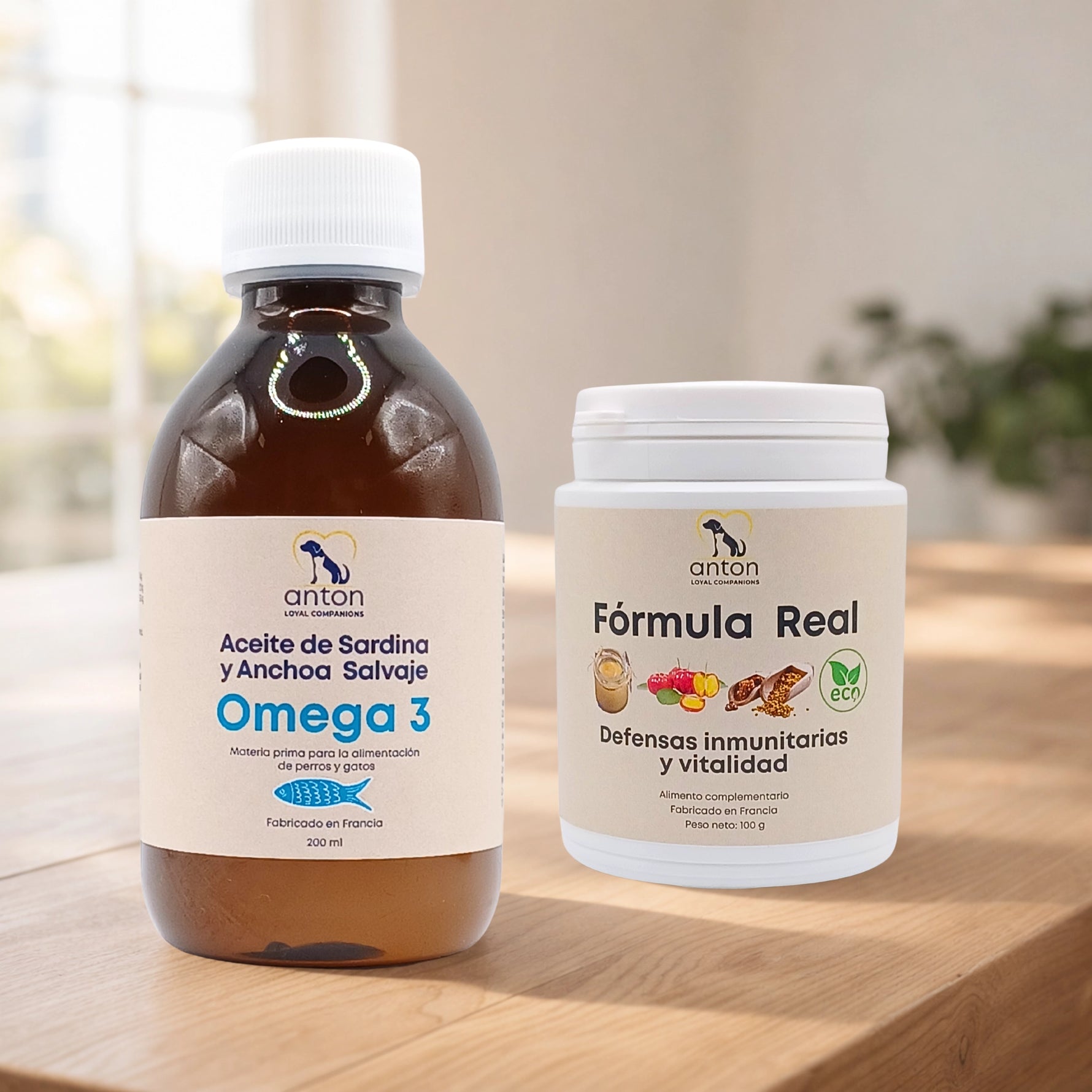 Suplementos naturales para perros y gatos omega 3 y fórmula real con enfoque en vitalidad y defensas sobre fondo interior claro
